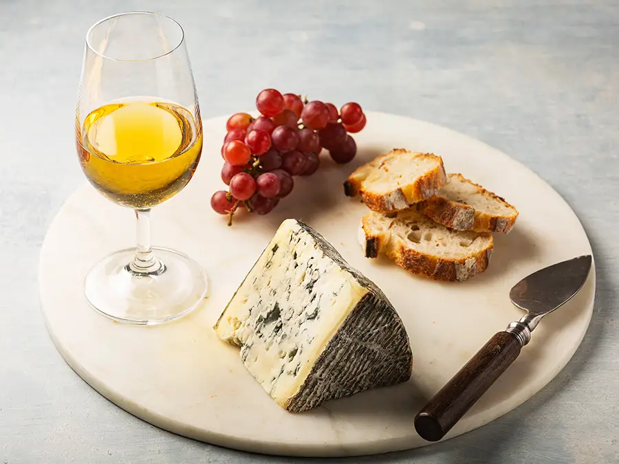 Plateau de fromage avec vin ou cidre